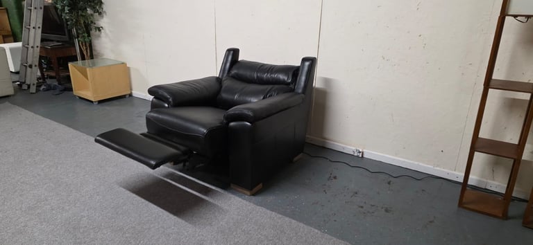As New DFS®️ Medwick Black Genuine Leather Electric Power Recliner Armchair USB Charging RRP £1099