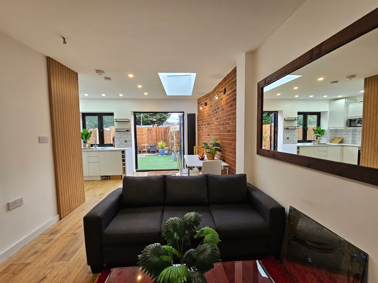 4 Bedroom House, Newly Renovated - open plan kitchen.