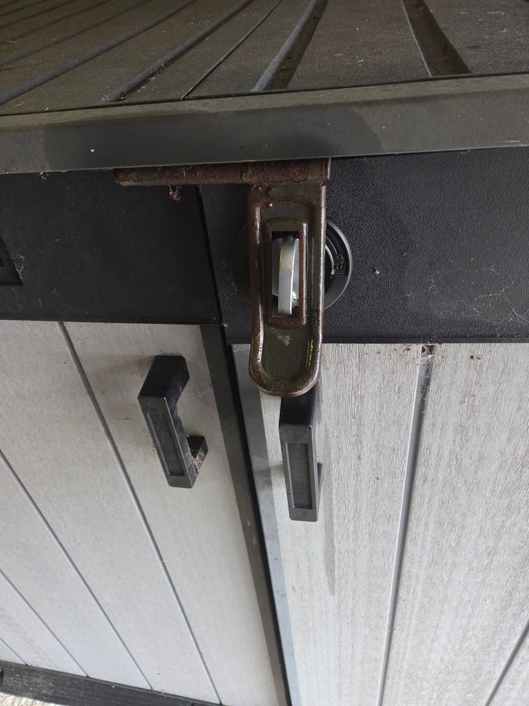 Made with ultra-rugged duotech walls Hydraulic piston assisted lid Ideal outdoor storage solution