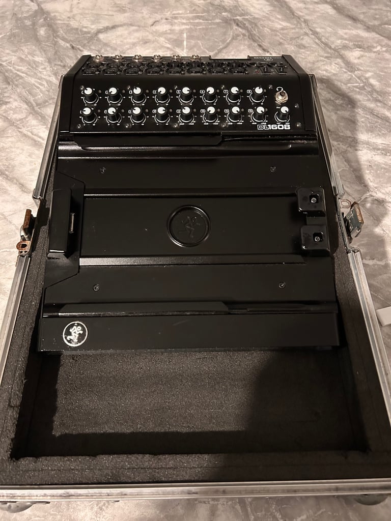 MACKIE DL1604 MIXER