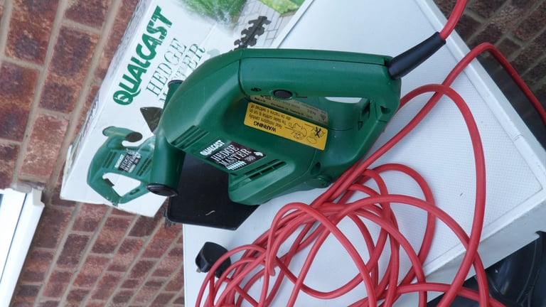 QUALCAST HM380 HEDGE MASTER CORDED 230V 350W complete with original box.