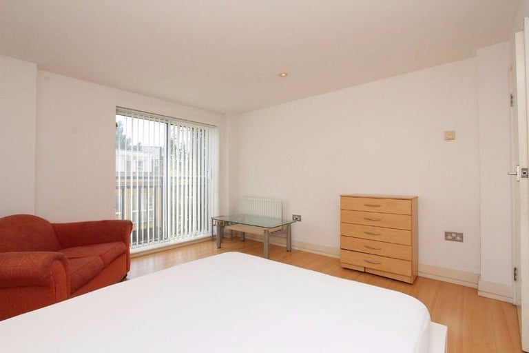 Canary Wharf Last room in a 3 bedroom Flat, to share only with 3 girls