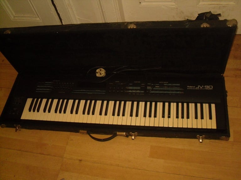 Roland jv90 expandable synth,  keyboard and flight caase