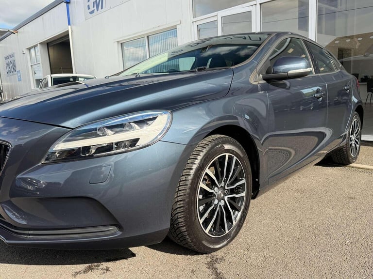 VOLVO V40 2.0 D2 Momentum Euro 6 (s/s) 5dr 2017