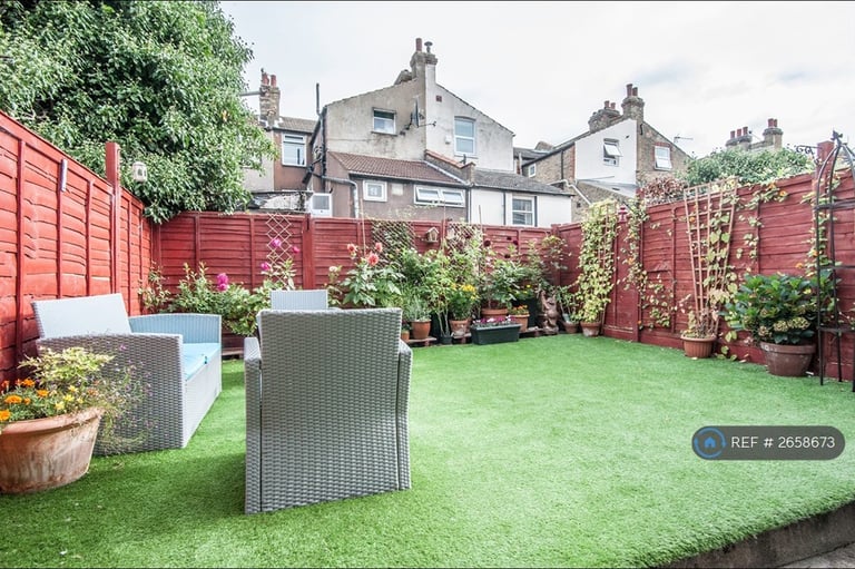 2 bedroom flat in Gilbey Road, London, SW17 (2 bed) (#2658673)