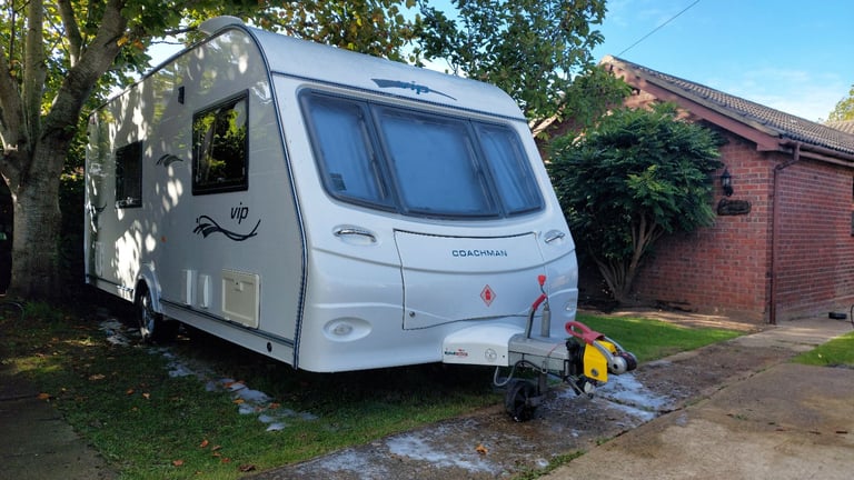 2008 Coachman VIP 520 4 Berth