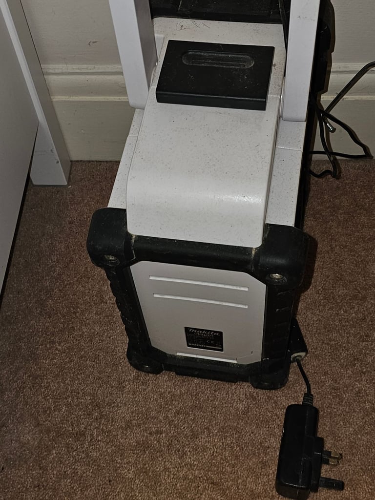  Makita DMR104 DAB/FM Job‑Site Radio – White – Makita DMR110 DAB/FM Site Radio - Barely Used