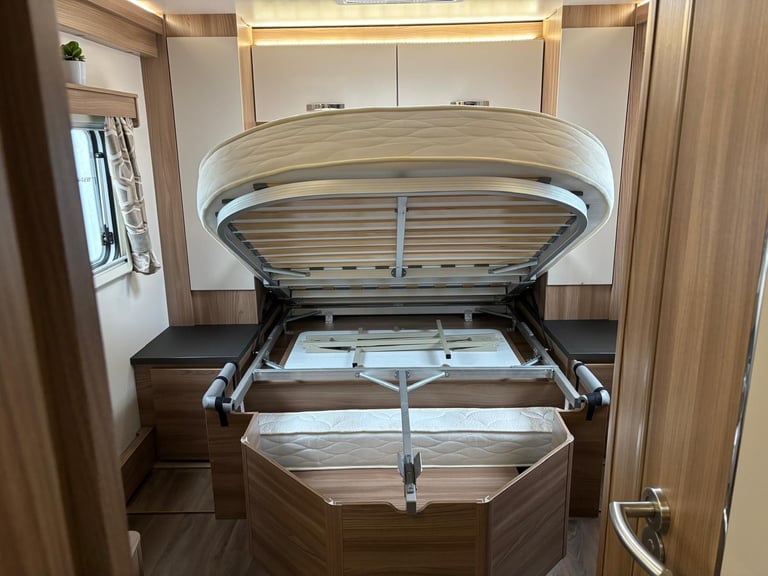 SWIFT BESSACARR HI-STYLE 599 MOTORHOME Alde, Auto Satellite, Tower Fridge, 