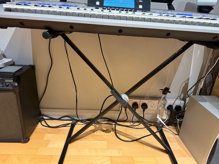 Yamaha Tyros 4 + Keyboard Stand