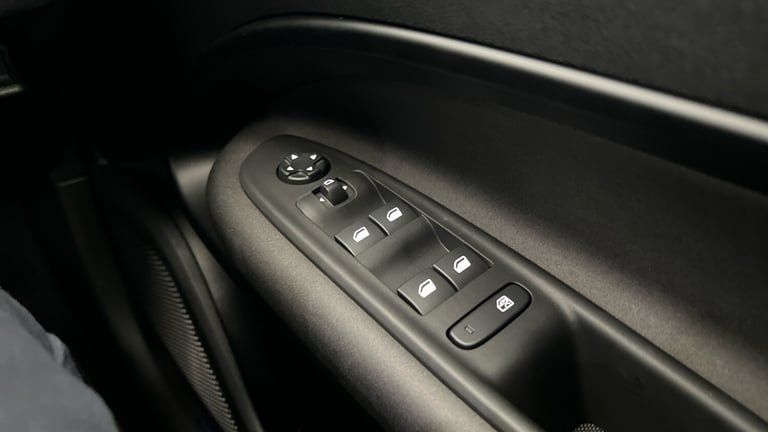 2025 Alfa Romeo Junior 1.2 MHEV Ibrida SUV 5dr Petrol Hybrid e-DCT Euro 6 (s/s) (136 ps) SUV Hybr...
