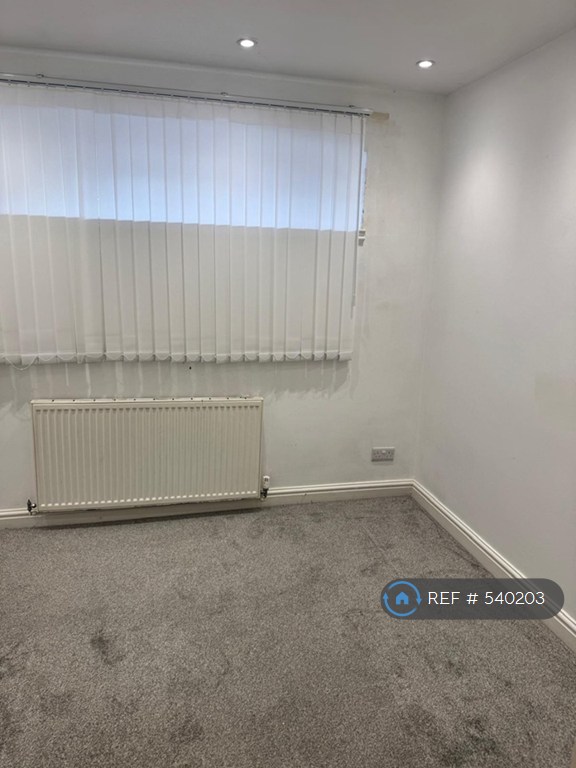 2 bedroom flat in Regent, Kettring, NN16 (2 bed) (#540203)