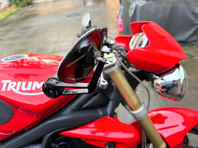 2011 // 11 Triumph Street Triple 675 £2800 Red 21813 miles.