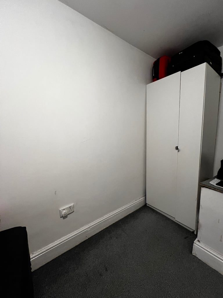 Spacious Furnished Room Available in Manchester