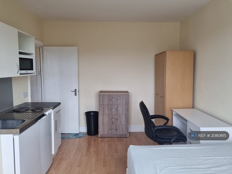 Studio flat in Sunny Gardens Parade, London, NW4 (#2080615)