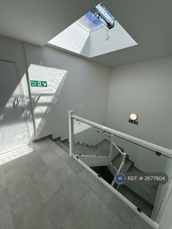 2 bedroom flat in London Street, Basingstoke, RG21 (2 bed) (#2677904)