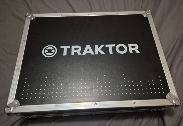 Traktor controller S4 m2 with original flight case 