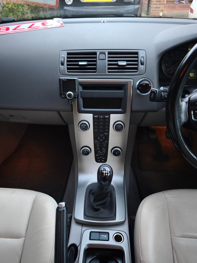 2011 Volvo V50 DRIVe [115] SE Lux 5dr ESTATE Diesel Manual - Image 11