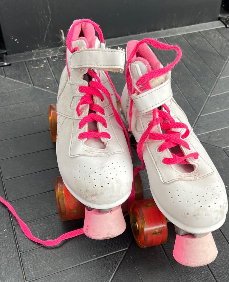 Girls Roller Skates. Size 4.  LIGHT UP WHEELS