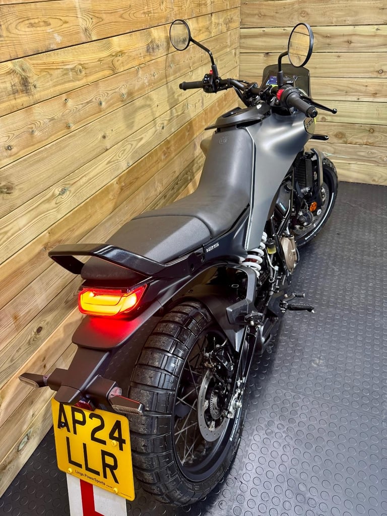 Husqvarna SVARTPILEN 125 / 2024 (upgraded) model / just 1999 miles 