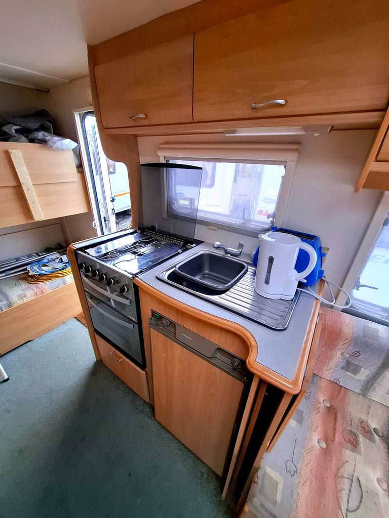 Lighweight 4 berth Lunar Zenith caravan 2004 year 