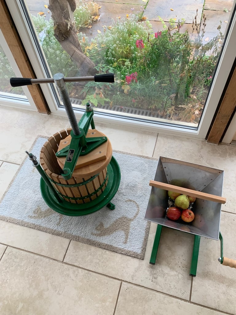 Vigo fruit crusher and 12L cast iron press