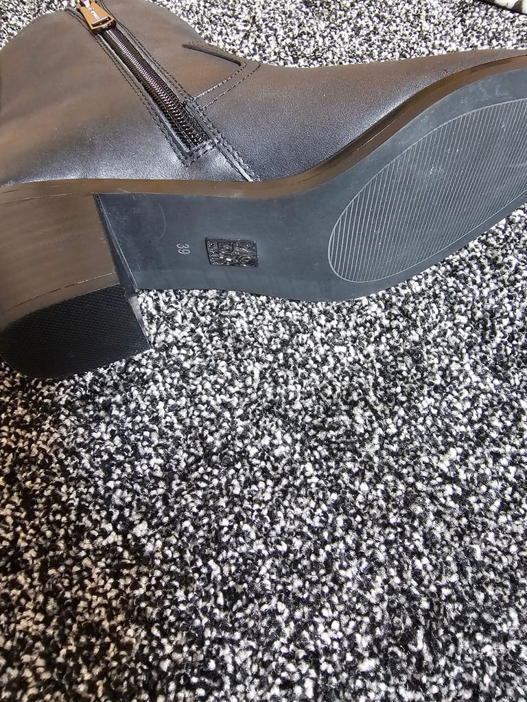 Anniee  black leather western style boot size 6