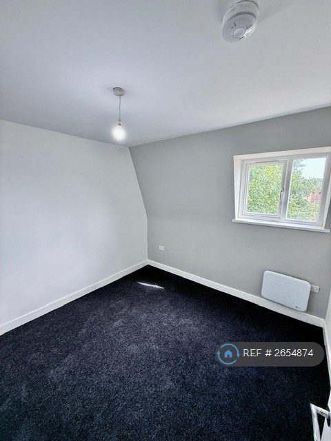 1 bedroom flat in Dudley Road, Brierley Hill, DY5 (1 bed) (#2654874)