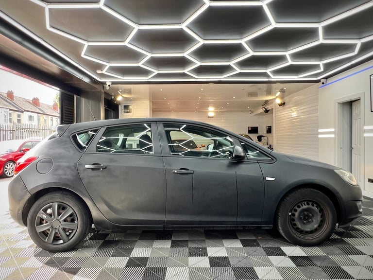 2011 Vauxhall Astra 1.6 16v Exclusiv Euro 5 5dr HATCHBACK Petrol Manual - Image 7