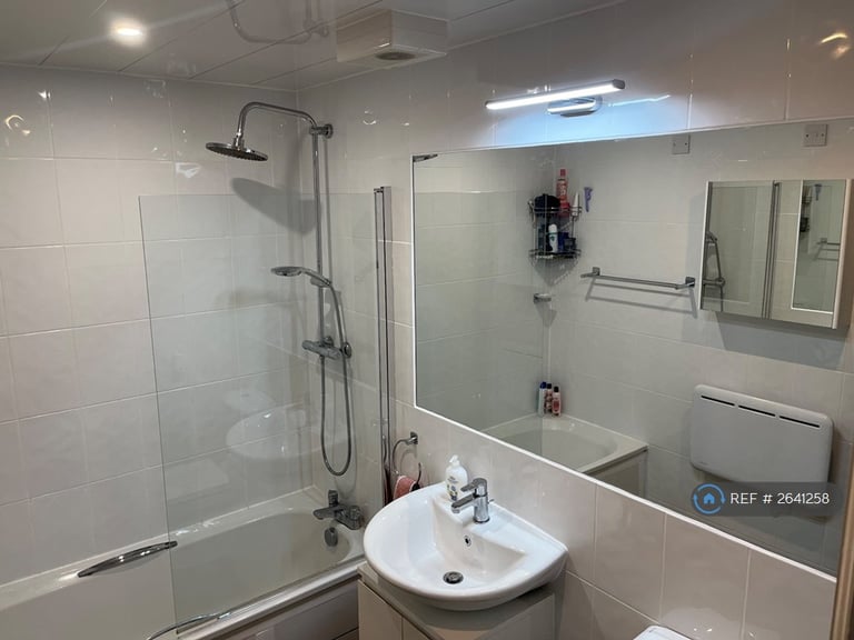 2 bedroom flat in Warwickgate House, Old Trafford, Manchester, M16 (2 bed) (#2641258)