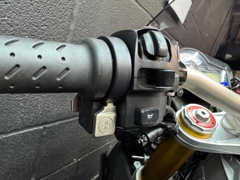 2011 Aprilia Tuono 1000 V4 1000 V4 R APRC Petrol Manual (165 bhp)