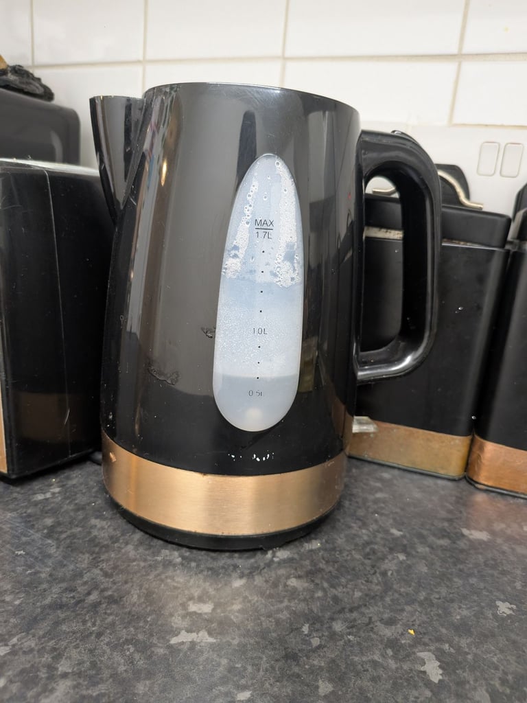 Used kitchen 10 price set in very good condition 