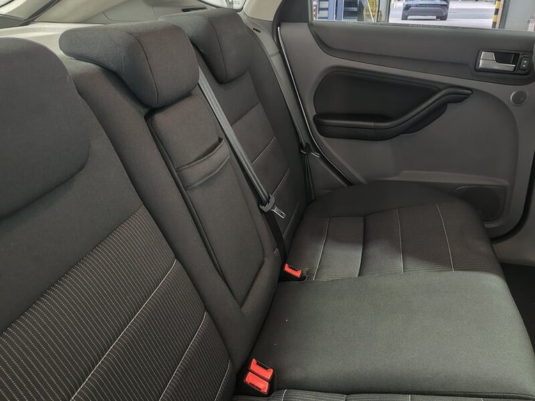 2010 Ford Focus 1.6 Titanium 5dr Auto HATCHBACK PETROL Automatic