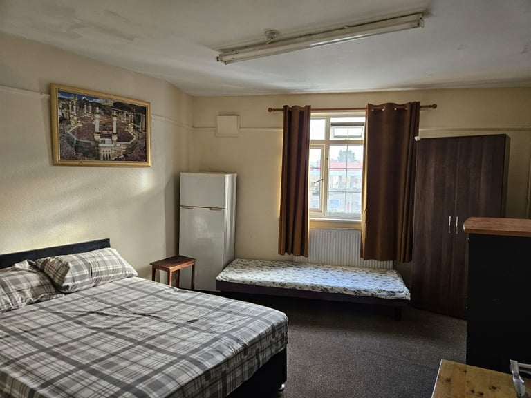 image for Fully Furnished Double Room Available on Short Letting in Feltham on Hounslow Road