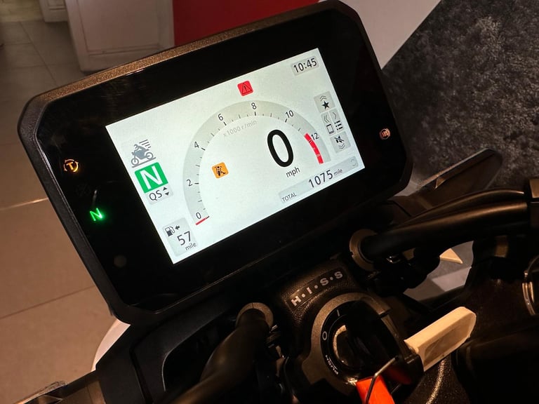 Honda CB 1000 Hornet 2025 with only 1075 miles + extra's 