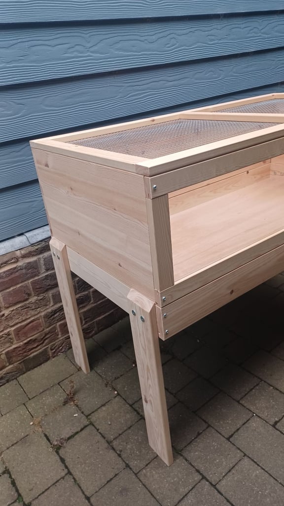 Wooden indoor hutch for guinea pigs/hamsters/gerbils - UK made