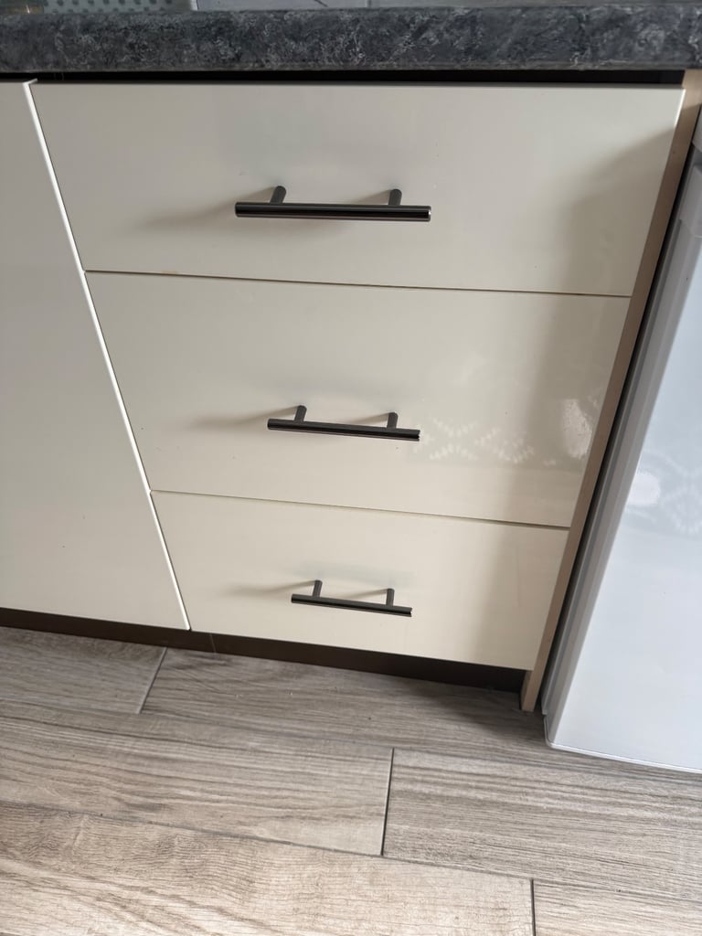 Cream gloss howdens cupboard doors/draws