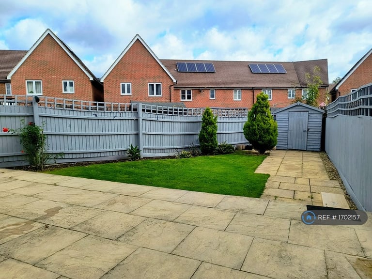 3 bedroom house in Oldmead Close, Harold Hill, Romford, RM3 (3 bed) (#1702157)
