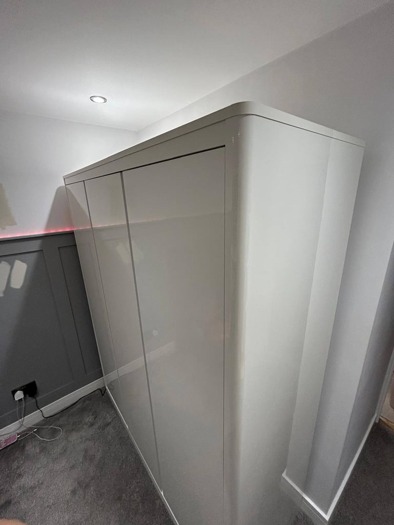 White Gloss bedroom furniture 