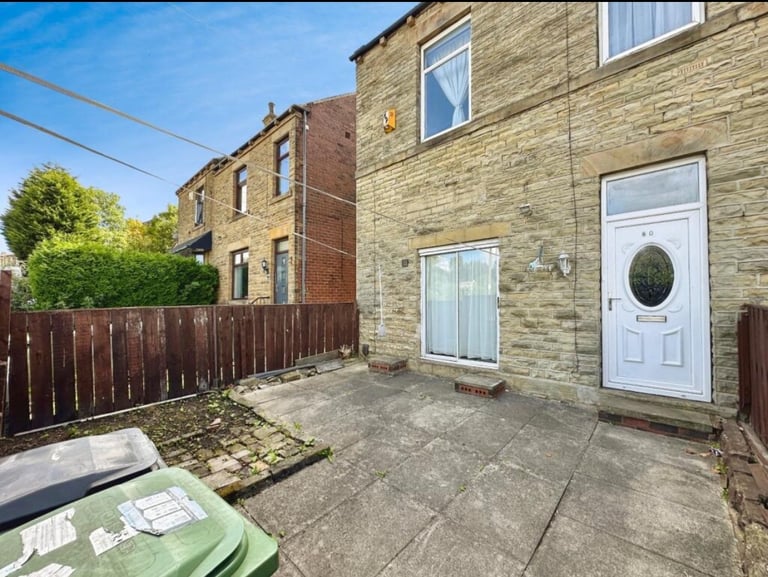 2 Bedroom House - Batley - Garden - Basement Storage - Open Plan Kitchen / Sitting Room
