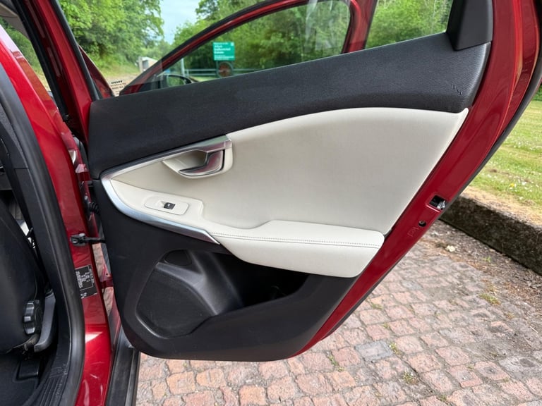 2014 Volvo V40 Cross Country 1.6 D2 Lux Powershift Euro 5 (s/s) 5dr HATCHBACK Diesel Automatic