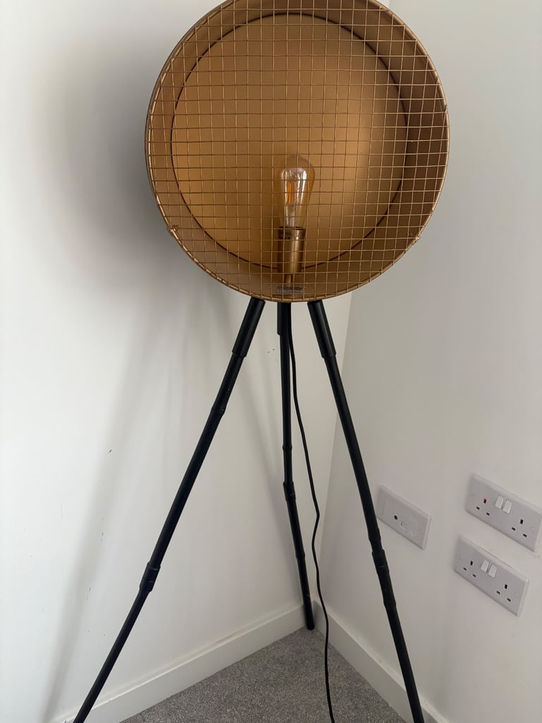 image for Tripod floor lamp 