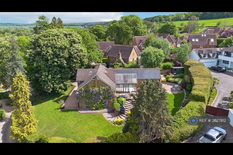 image for 4 bedroom house in Grange Drive, Wooburn Green, High Wycombe, HP10 (4 bed) (#2627812)