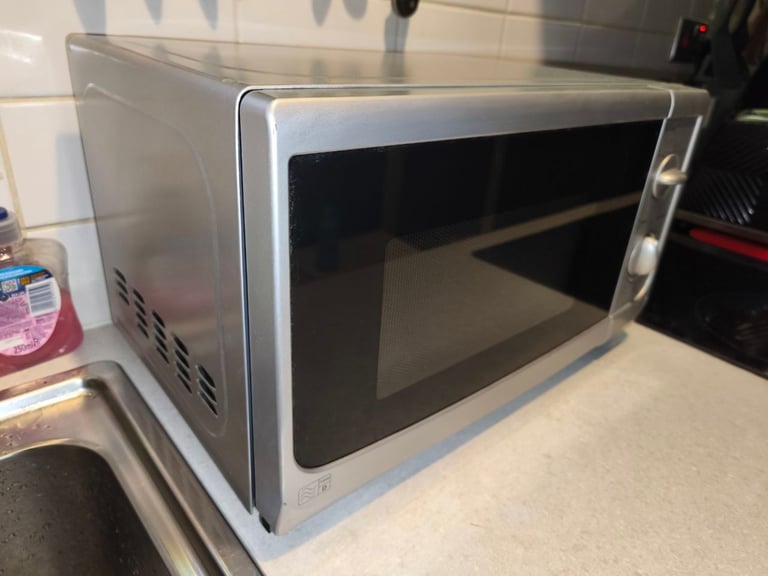 Microwave SAINSBURY 700 W
