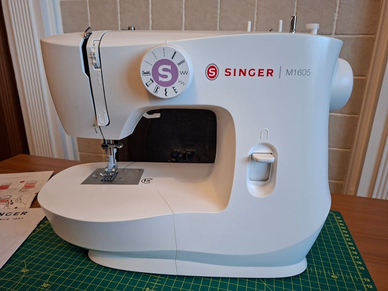 image for Singer M1605 Sewing Machine, Mint Condition with Carry Bag And Cutting Mat