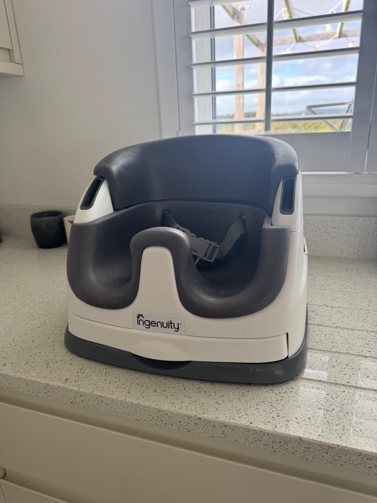 Baby base / booster seat 