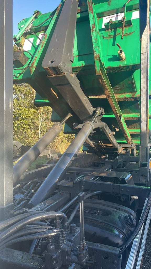 2015 (65) LEYLAND DAF LF220 HOOKLOADER. ENCLOSED BODY. 18 TON GVW. EURO 6. 