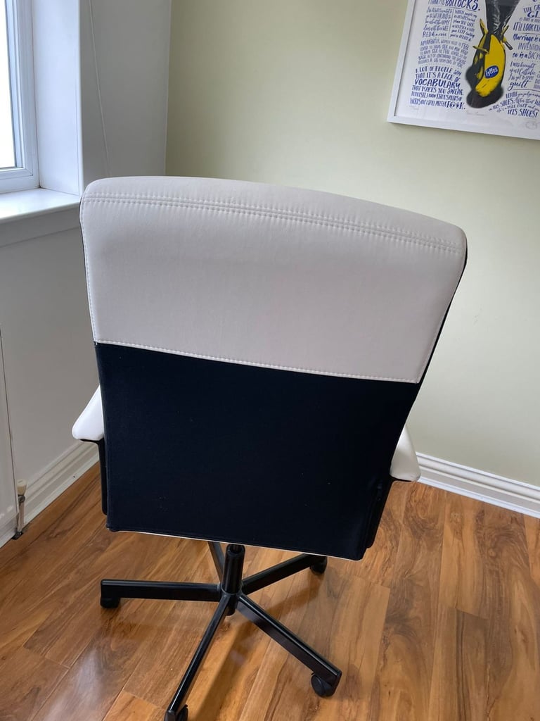 SWIVEL COMPUTER CHAIR IN WHITE & BLACK