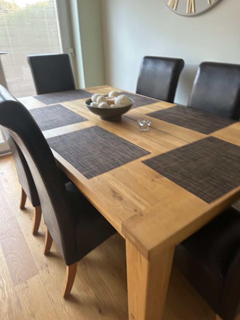 OAK DINING TABLE AND 6 CHAIRS 