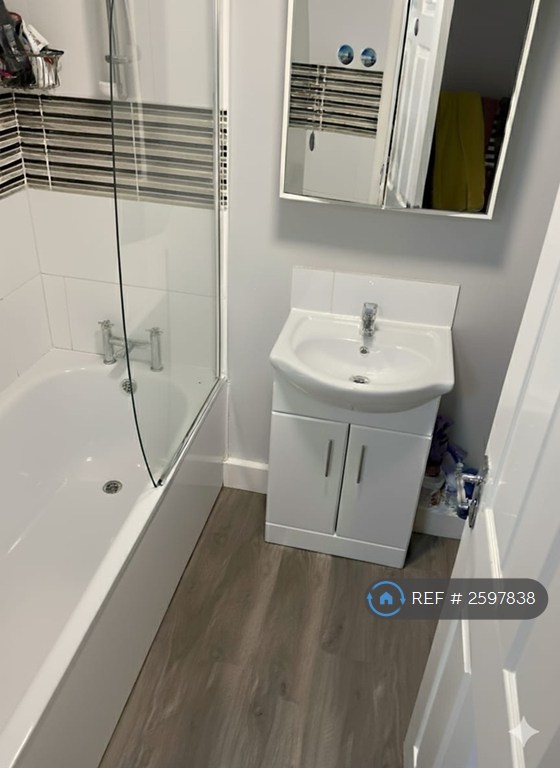 2 bedroom flat in Cowper Road, Sittingbourne, ME10 (2 bed) (#2597838)