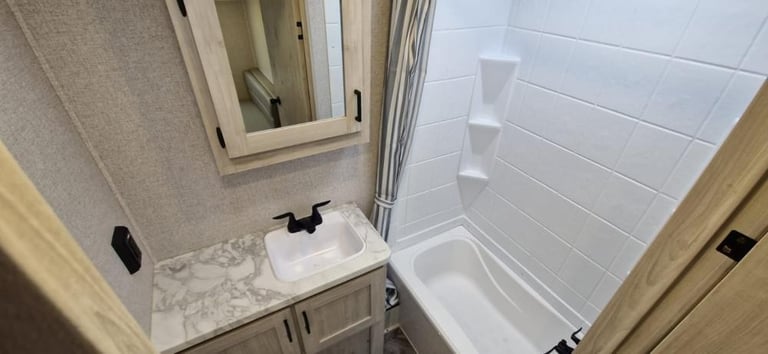 Brand New Forest River East To West Della Terra 323QB American Caravan 5th Wheel